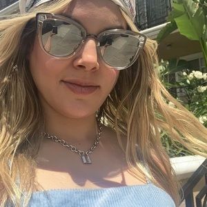 Meet your Posher, Adriana